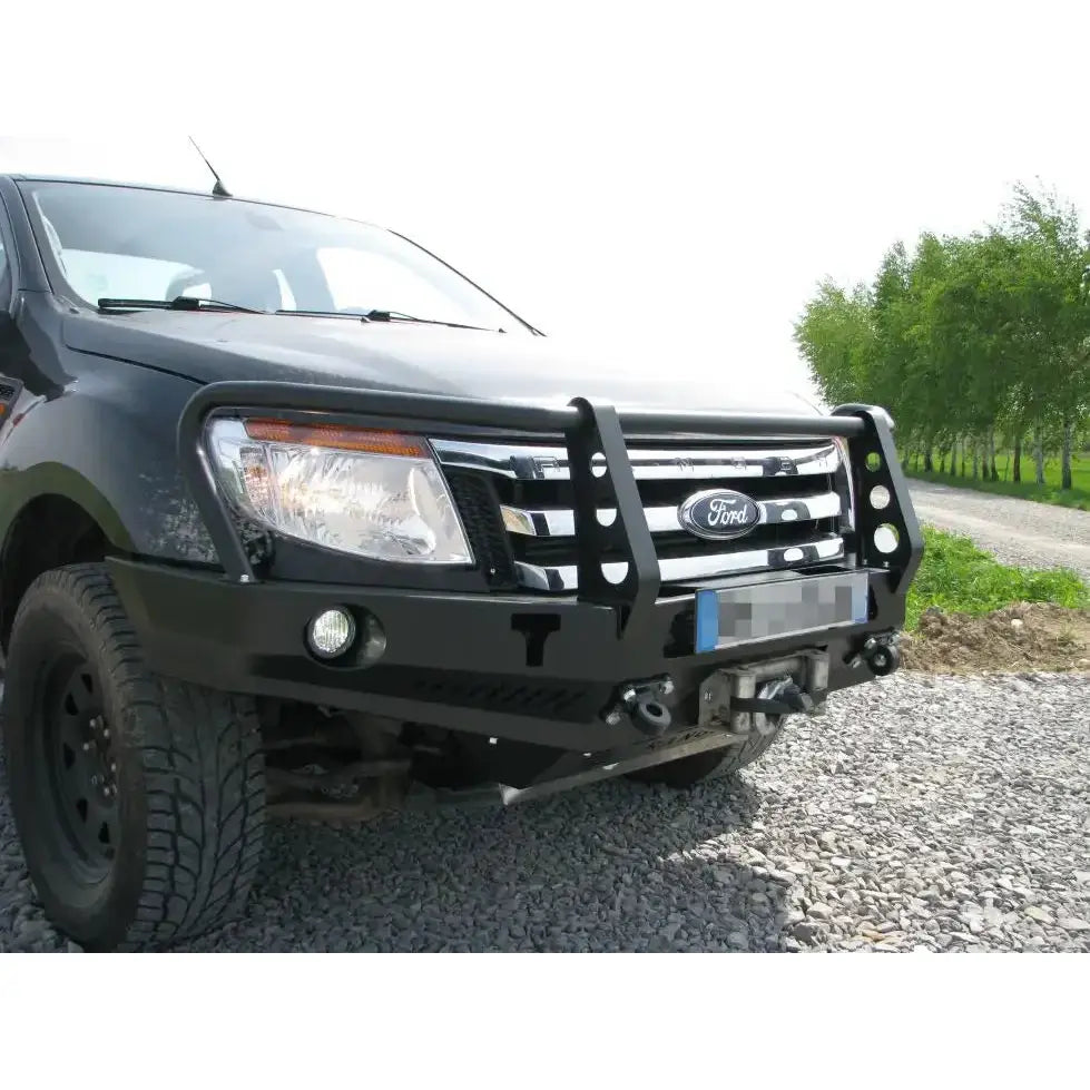 Støtfanger foran av svart metall med bullbar montert på Ford Ranger T6 11-15, sett forfra på grusvei.