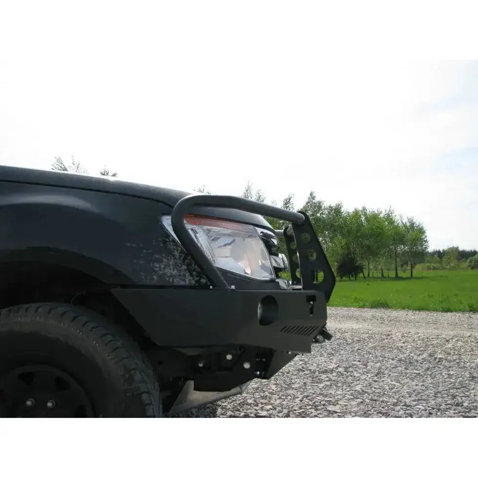 Frontfanger i stål med bullbar til Ford Ranger T6 11-15, montert på bil med grønt landskap bak.