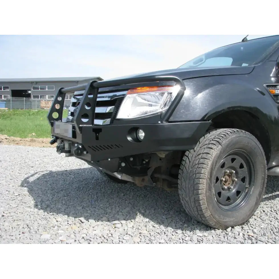 Front bumper av stål med bullbar montert på svart Ford Ranger T6 11-15, sett forfra utendørs.