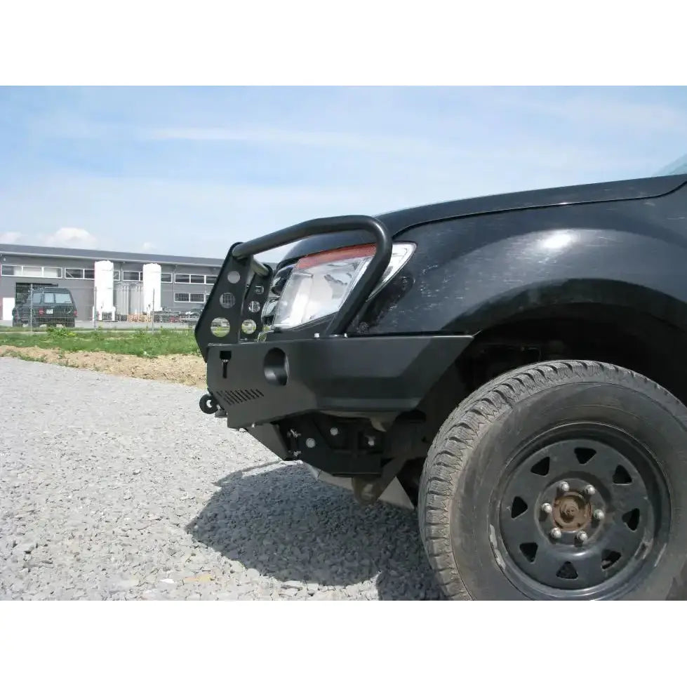 Frontbumper av sort stålfanger med bullbar på Ford Ranger T6 11-15, sett skrått forfra mot høyre.