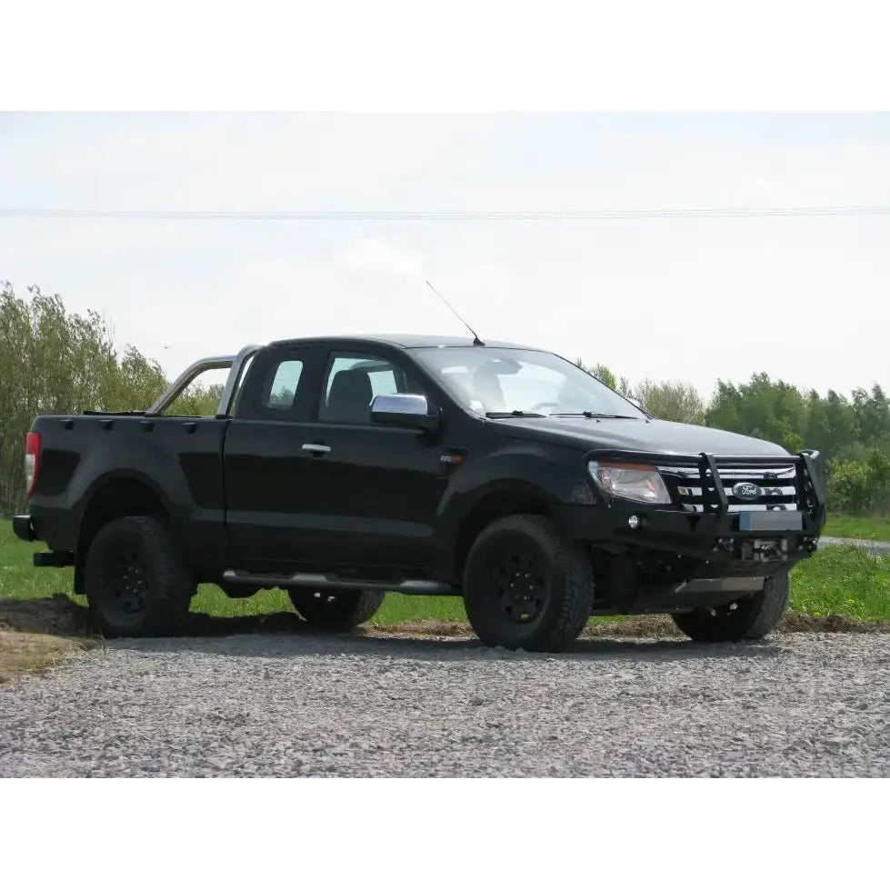 Støtfanger foran stål med bullbar på svart Ford Ranger T6 11-15 pickup sett fra siden utendørs.