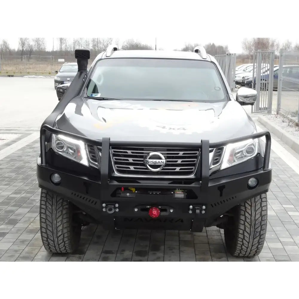 Støtfanger foran på Nissan Navara D23 med bullbar i stål, vinsj og LED-lys, sett forfra.