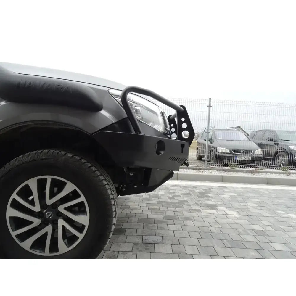 Frontfanger av stål med bullbar til Nissan Navara D23, sett fra siden med forsterkede kanter.