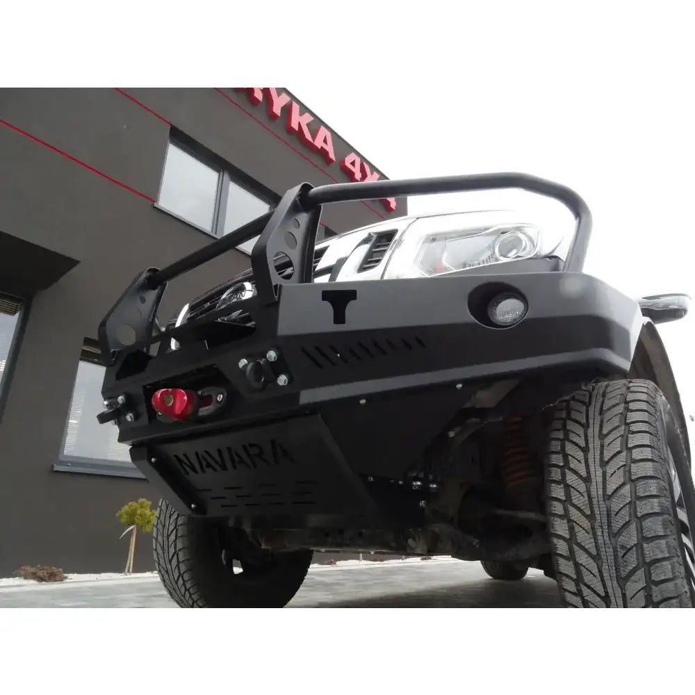 Frontbumper av svart stål med bullbar, vinsj og tåkelys montert på Nissan Navara D23 pickup.