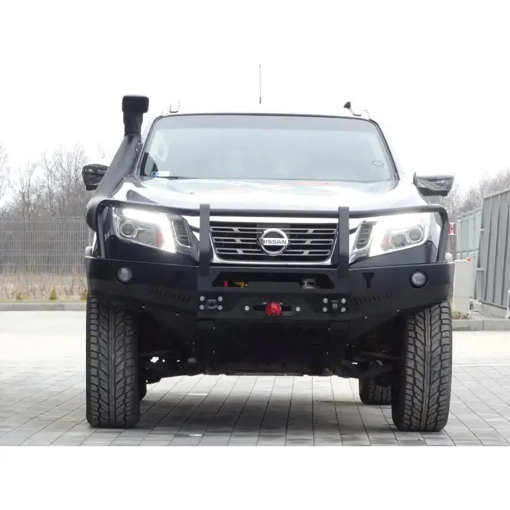 Støtfanger foran av stål med bullbar på Nissan Navara D23, vinsj og lysinnsatser synlige.