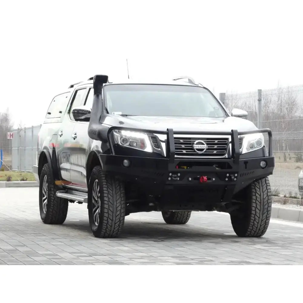 Frontfanger i stål med bullbar på svart Nissan Navara D23, vist forfra med terrengdekk og stigbrett.