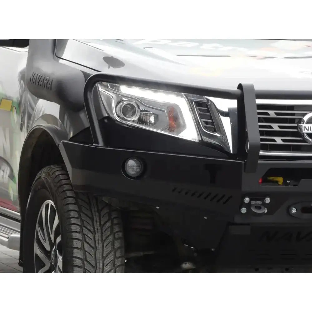 Front bumper av stål med bullbar på Nissan Navara D23 2016-, nærbilde med frontlykt og tåkelys.