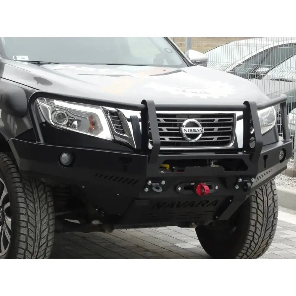 Frontbumper stål til Nissan Navara D23 med bullbar, sett forfra med integrert vinsj og rød krok.