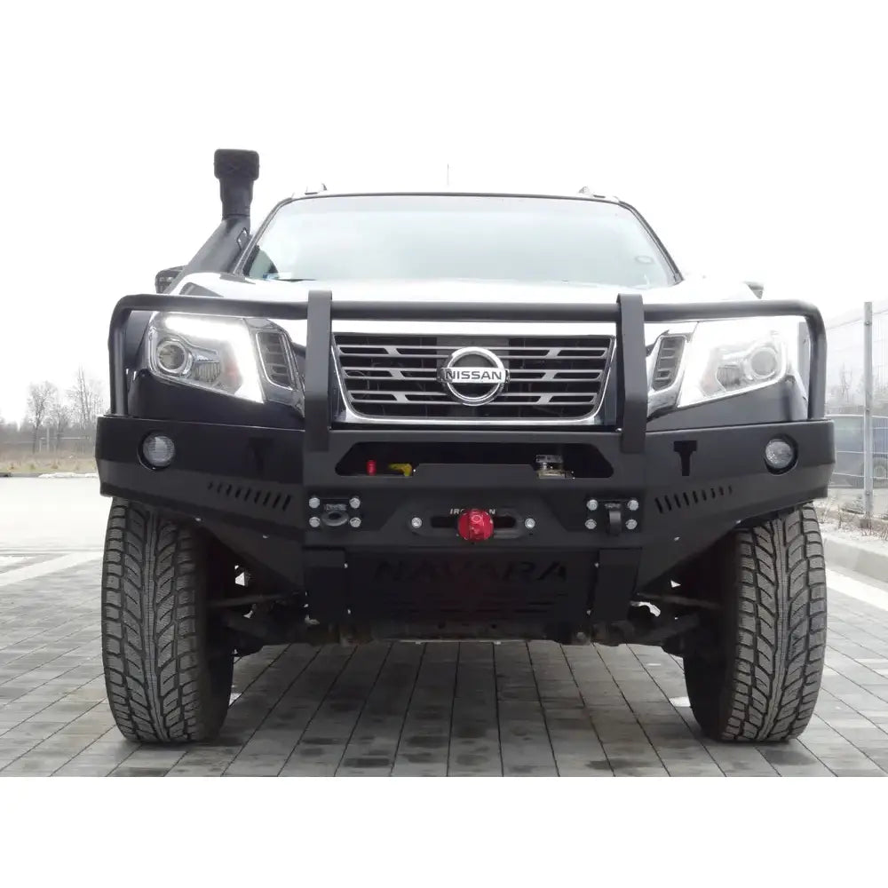 Front bumper av sort stål med bullbar på Nissan Navara D23, røde detaljer og synlige lykter.