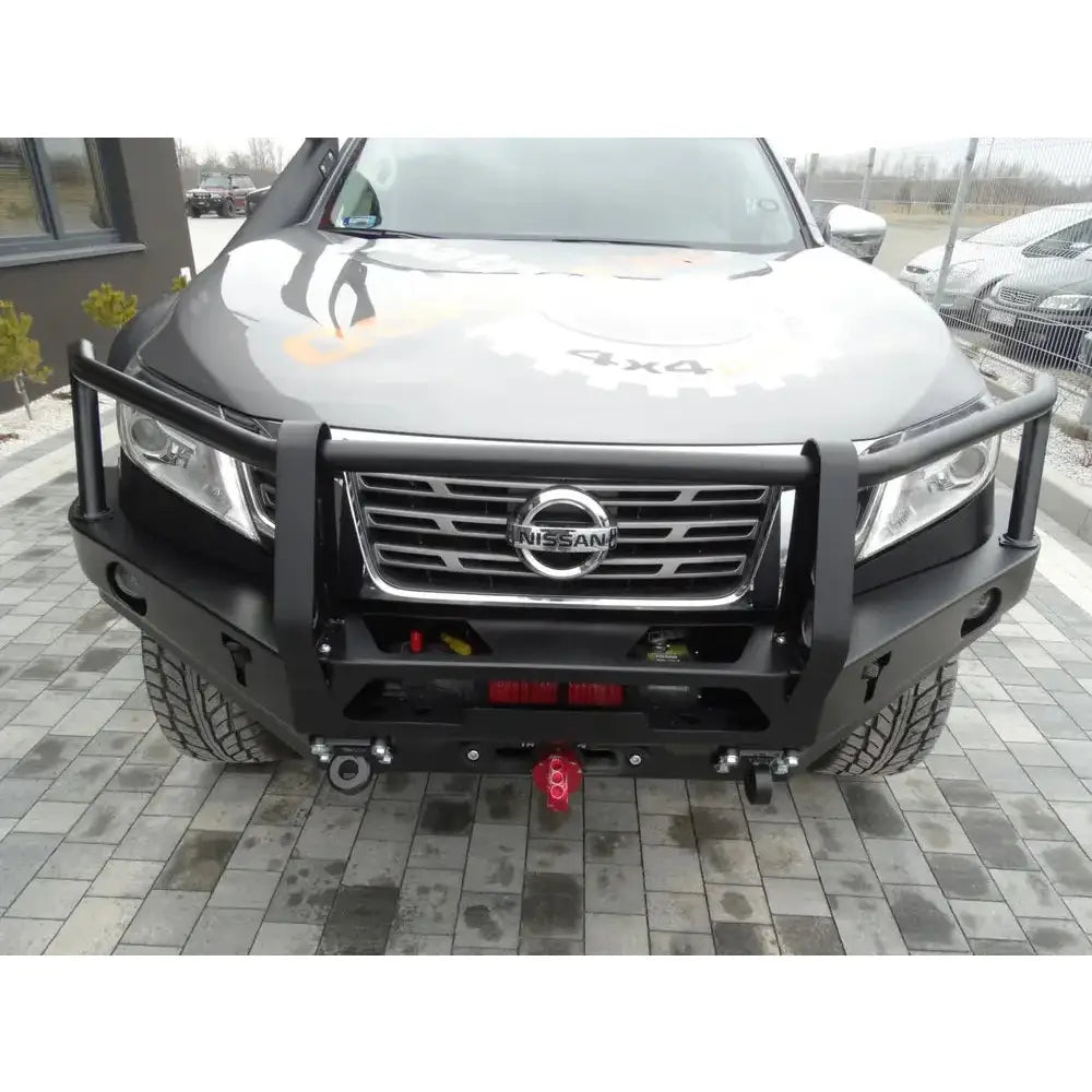 Støtfanger foran av sort metall med bullbar montert på Nissan Navara D23, krok og tauefeste synlig.
