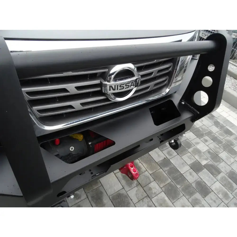 Frontfanger til Nissan Navara D23 i sort stål med bullbar, montert på bil, synlig grill og rød krok.