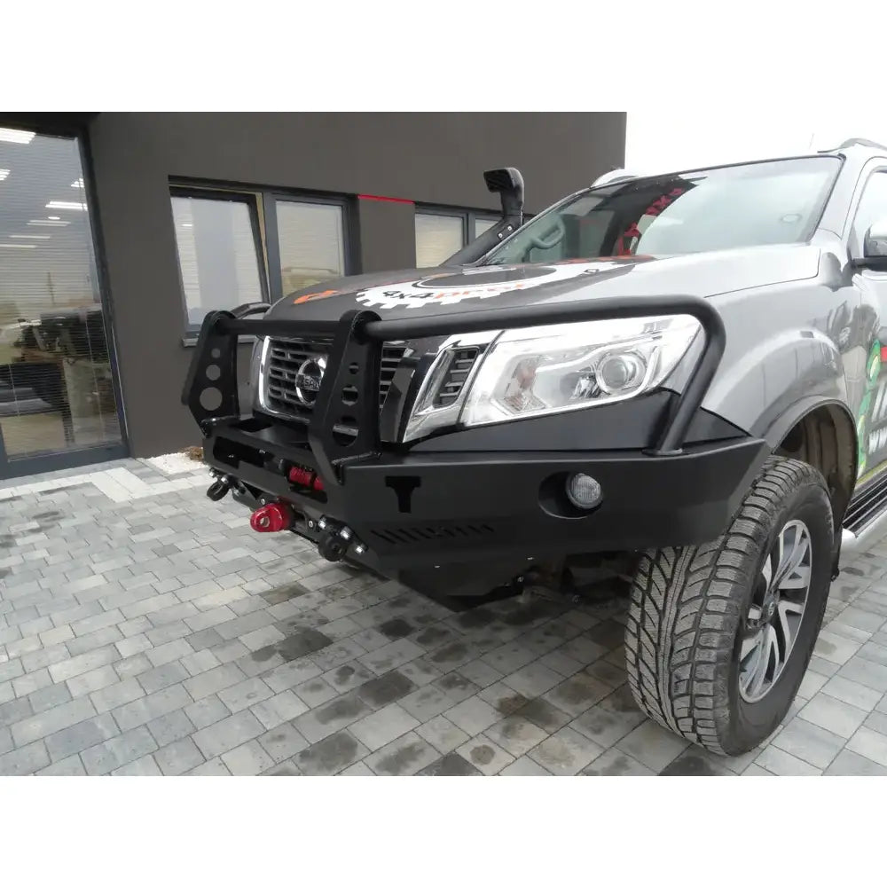 Front bumper på Nissan Navara D23 med sort stålstøtfanger, bullbar og vinsj, sett skrått forfra.