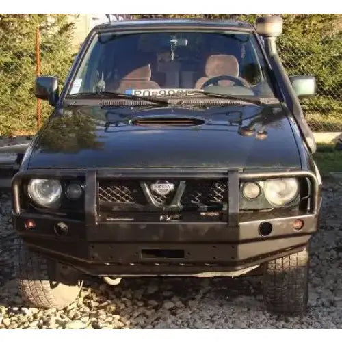 Støtfanger foran av stål med bullbar på Nissan Terrano II, sett rett forfra på parkert bil.