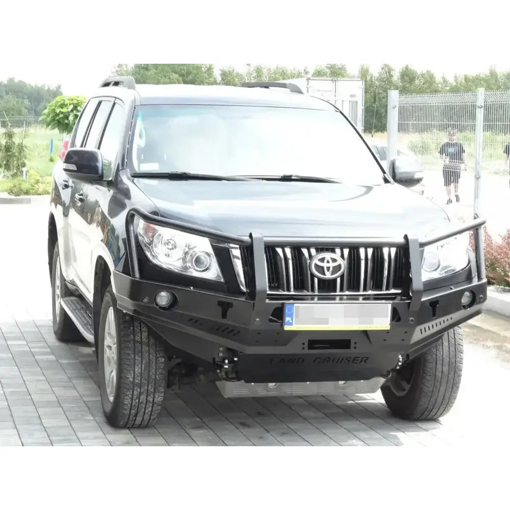 Frontfanger av stål med bullbar på Toyota Land Cruiser J150, sett rett forfra med utskåret Land Cruiser.