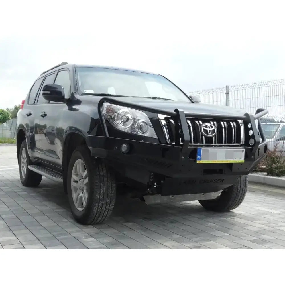Frontfanger av stål med bullbar på Toyota Land Cruiser J150 09-13, sett fra venstre front utendørs.