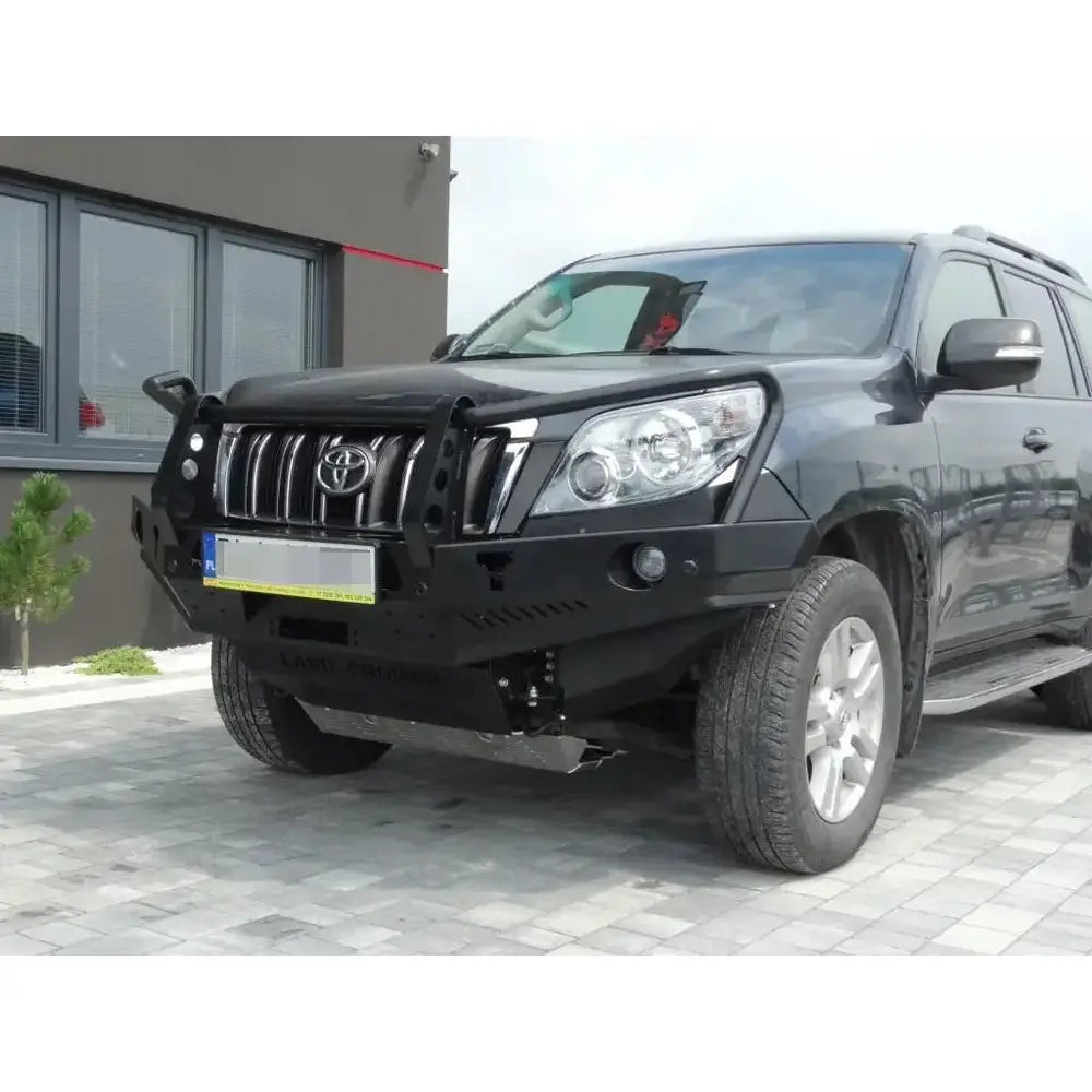 Front bumper av stål med bullbar montert på Toyota Land Cruiser J150, sett skrått forfra.