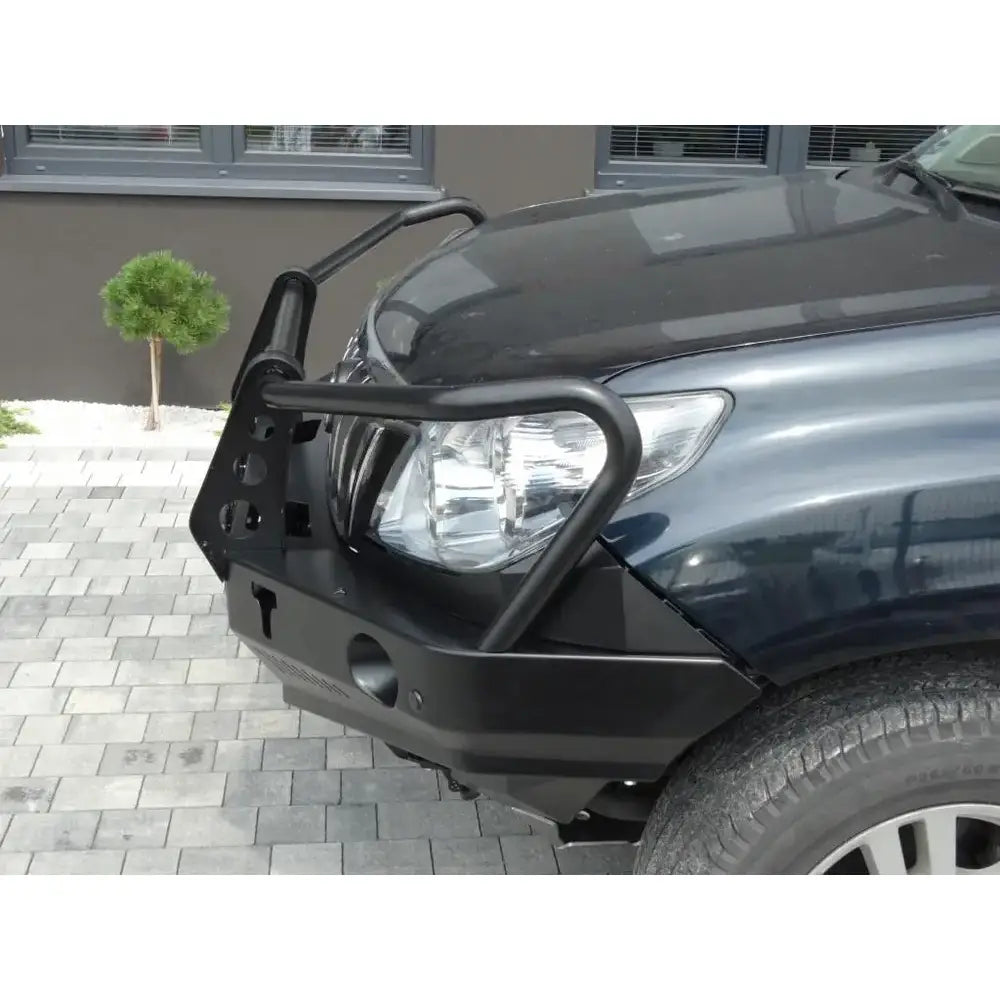 Frontbumper av stål med bullbar montert på Toyota Land Cruiser J150, sett fra skrå vinkel.