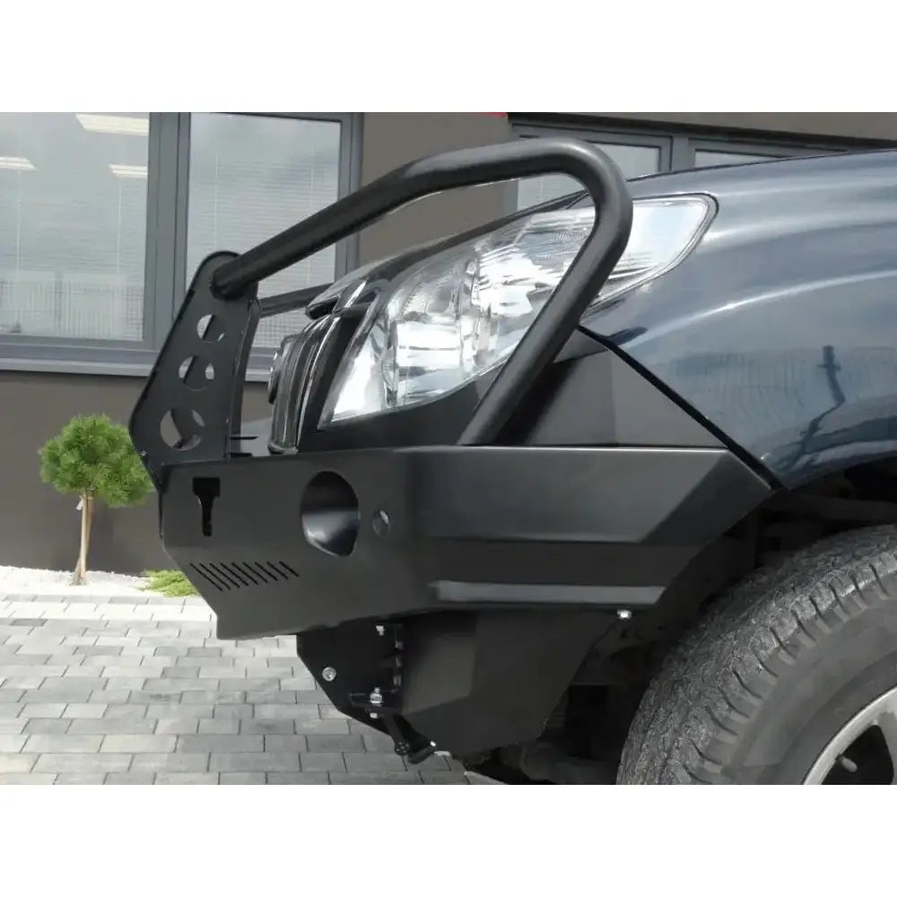 Støtfanger foran stål med bullbar til Toyota Land Cruiser J150, nærbilde fra siden med monteringshull.