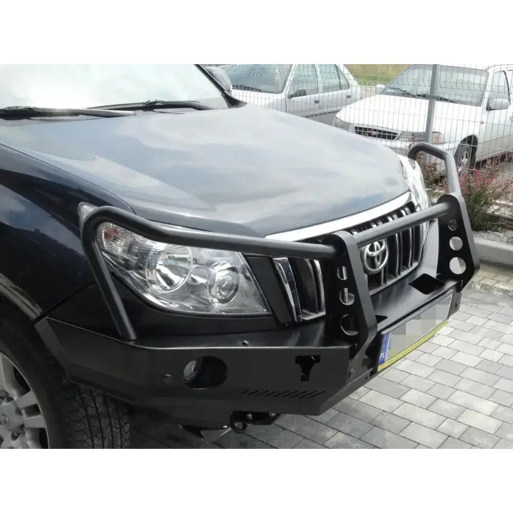 Frontfanger av stål med bullbar montert på Toyota Land Cruiser J150, skrå forfra, viser hull og forsterkninger.