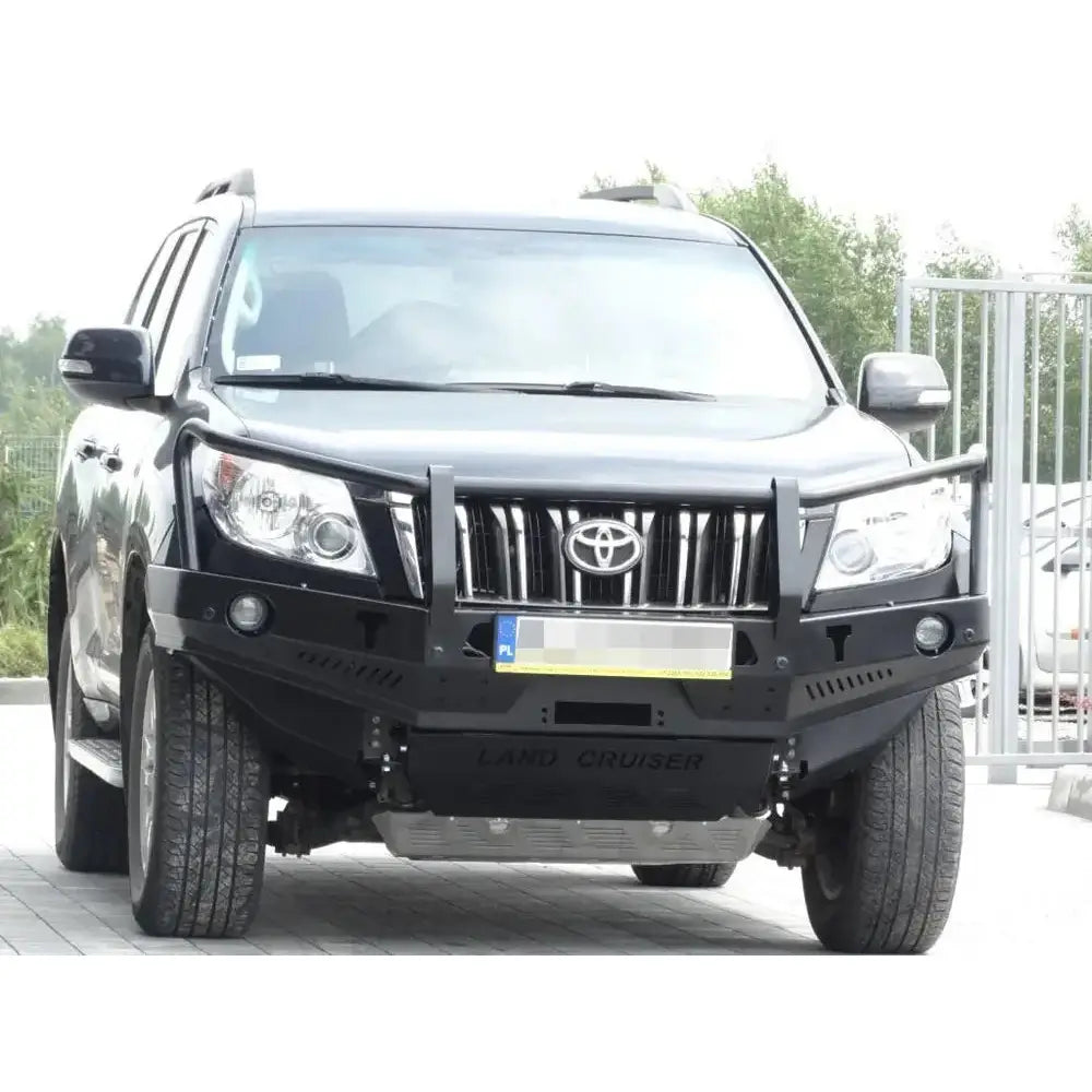 Front bumper av Toyota Land Cruiser J150 med bullbar i matt svart stål, sett rett forfra.