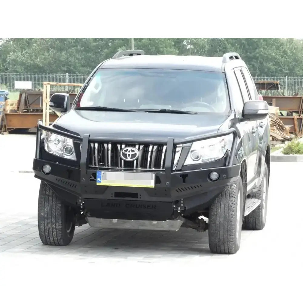 Frontbumper av stål med bullbar montert på Toyota Land Cruiser J150 09-13, sett rett forfra utendørs.
