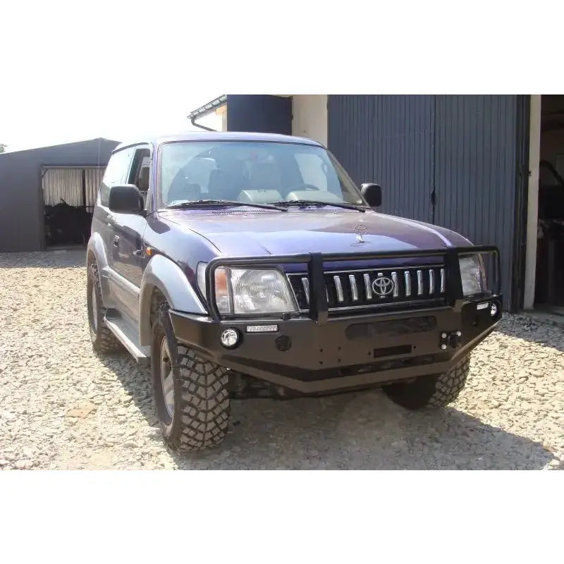 Frontfanger av stål med bullbar på Toyota Land Cruiser J9, sett forfra med robuste terrengdekk.