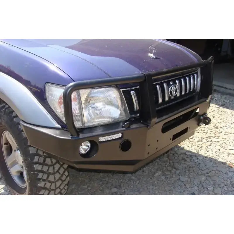 Front bumper av stål med bullbar på Toyota Land Cruiser J9, montert på SUV med integrerte lykter.