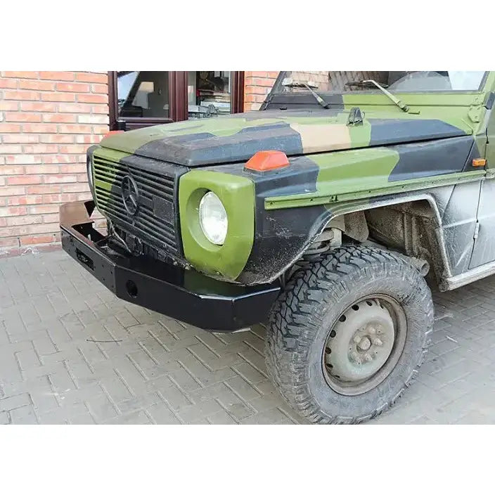 Støtfanger foran av Mercedes Gelandewagen i stål på militærkjøretøy med kamuflasje og terrengdekk.