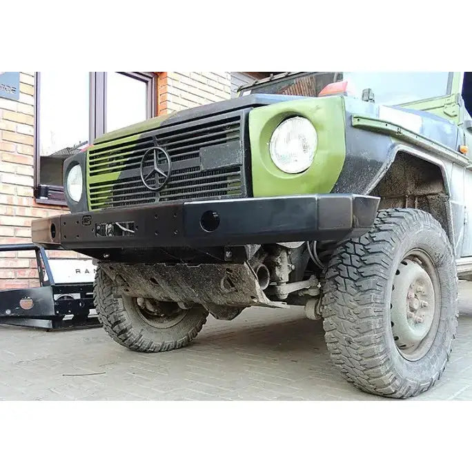 Frontfanger av stål på Mercedes Gelandewagen, montert foran med robuste dekk og understell synlig.