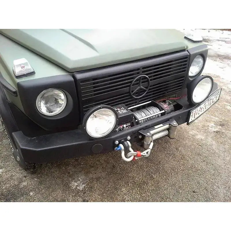 Front bumper av stål på Mercedes Gelandewagen med svart grill, vinsj, ekstralys og slepekrok.