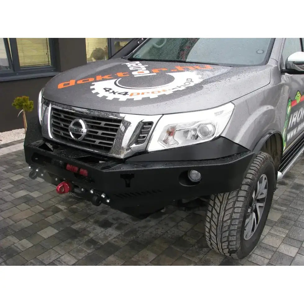 Støtfanger foran i stål til Nissan Navara D23, montert på grå pickup med LED-lys og tauekroker.