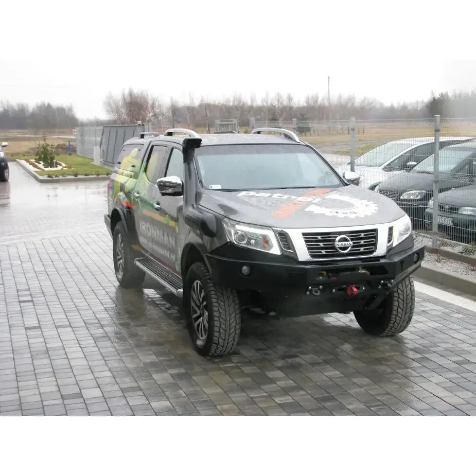 Frontfanger av stål på Nissan Navara D23 med snorkel, klistremerker og logoer synlige forfra.