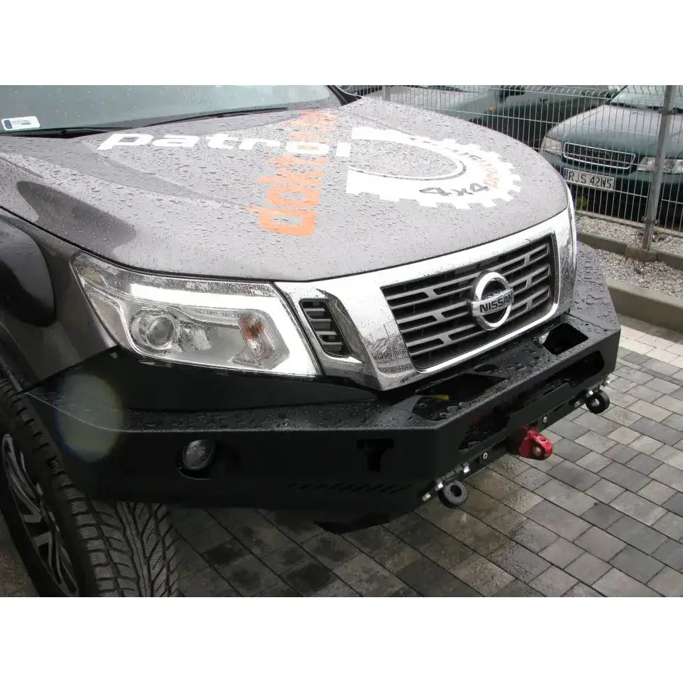 Front bumper av sort stål støtfanger montert på Nissan Navara D23 med integrerte lykter, sett skrått forfra.