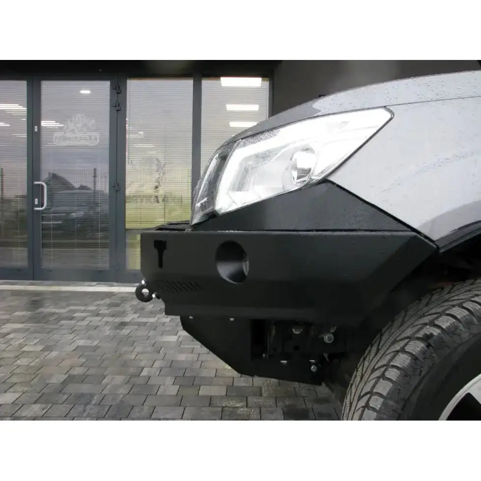 Frontbumper av stål til Nissan Navara D23, montert foran med synlig hovedlykt og grove dekk.