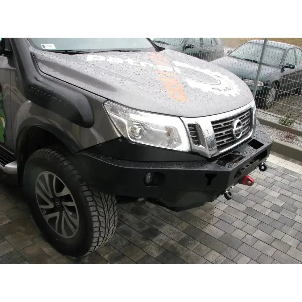 Støtfanger foran i stål til Nissan Navara D23 montert på grå pickup med kroker og vinsjfestepunkt.