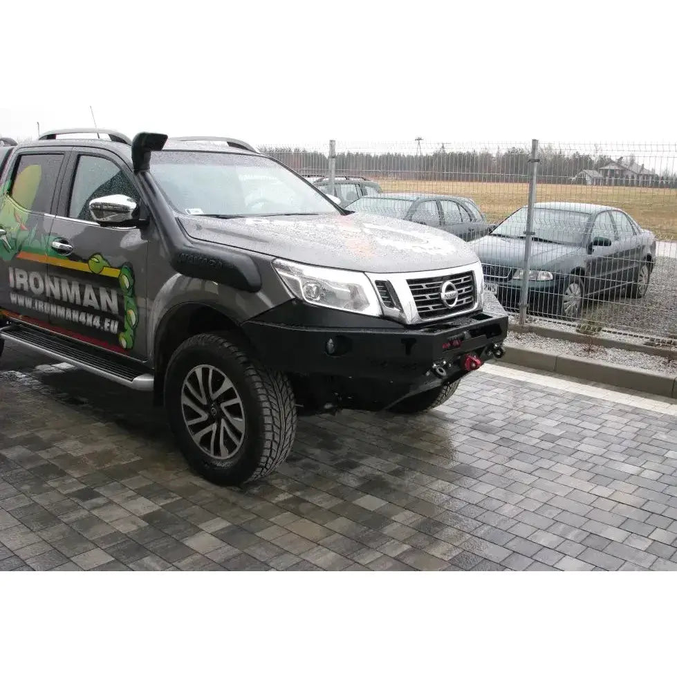 Frontfanger til Nissan Navara D23 2016- i svart stål med vinsj og kroker, sett skrått forfra.