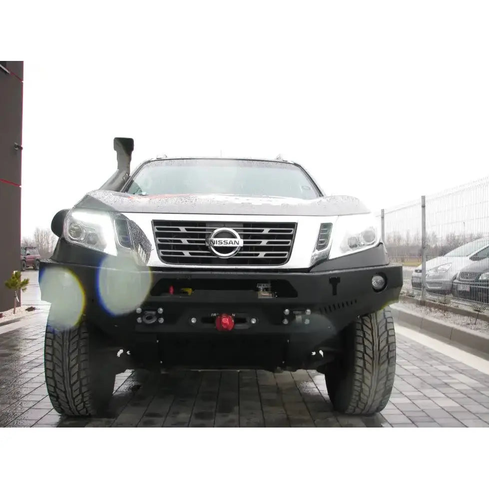 Frontbumper til Nissan Navara D23 stål, montert på hvit SUV med vinsjfeste, fotografert rett forfra.