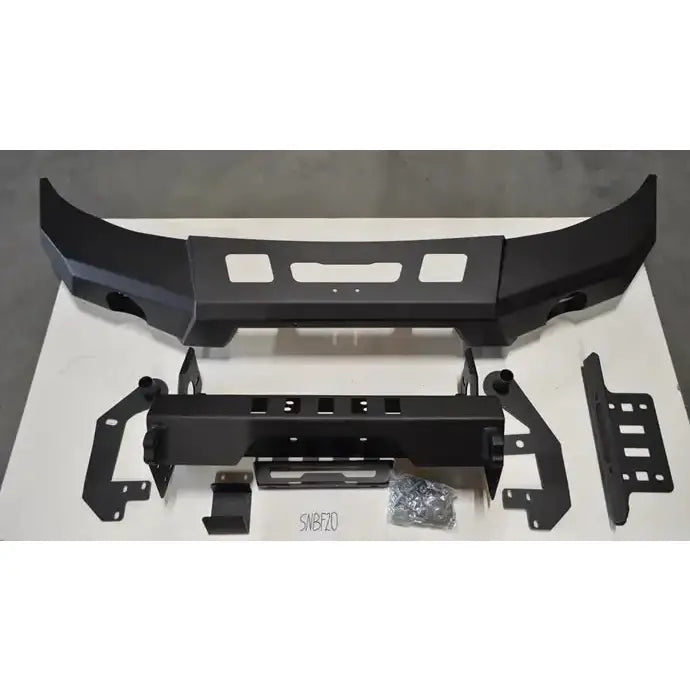 Støtfanger foran i svart stål til Suzuki Jimny 2018-, med monteringsdeler og skruer, sett ovenfra.