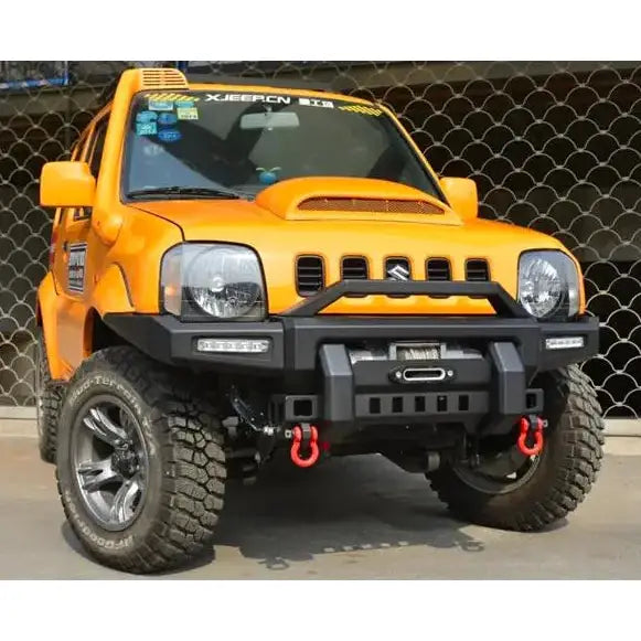 Støtfanger foran av svart stål på Suzuki Jimny med store terrengdekk og røde tauekroker.