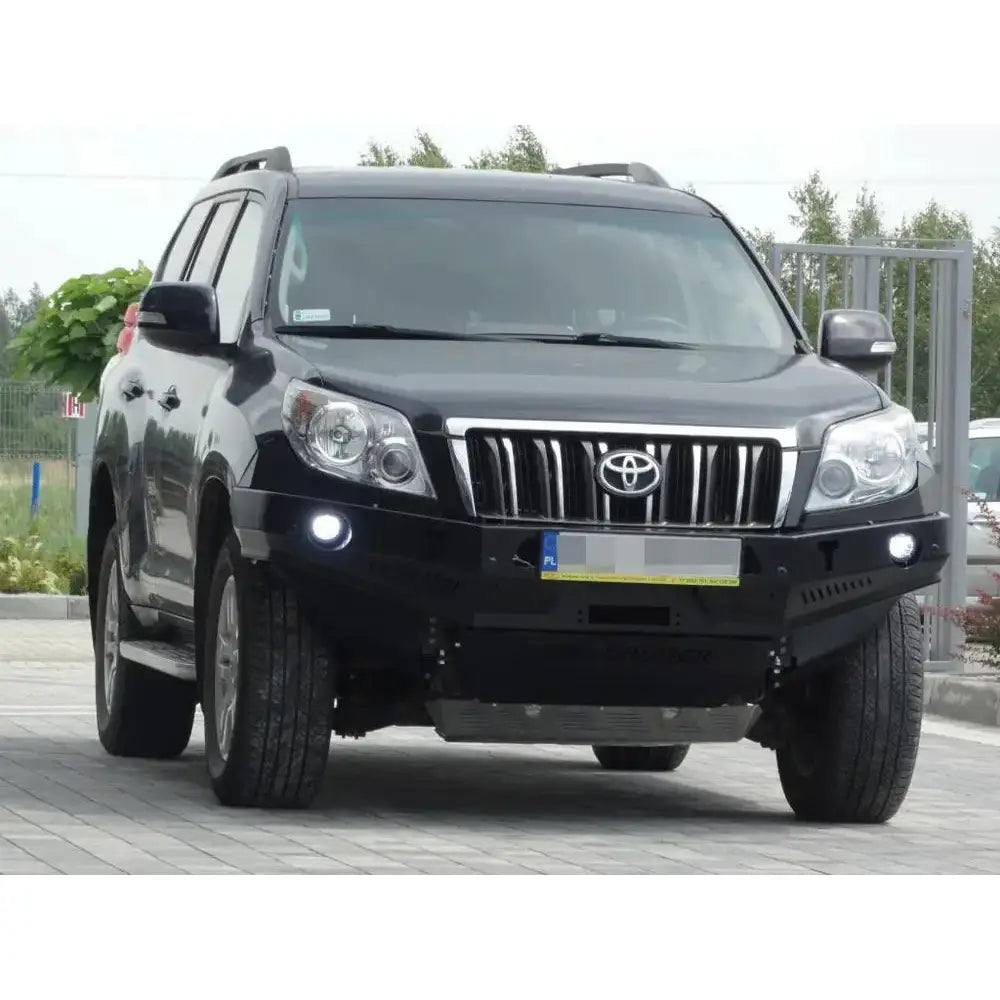 Støtfanger foran i stål til Toyota Land Cruiser J150 09-13 med kromgrill og runde tåkelys.