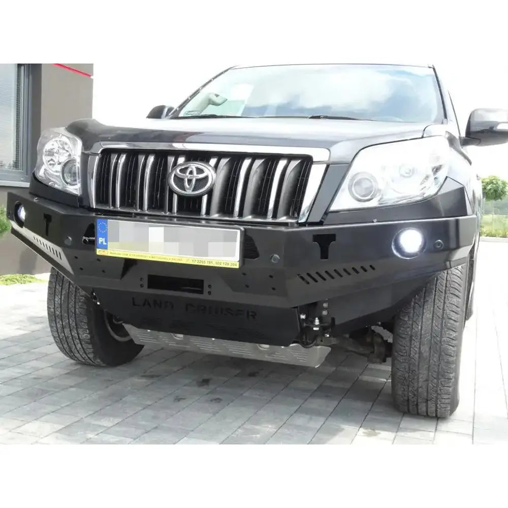 Frontfanger av stål til Toyota Land Cruiser J150 med integrerte runde tåkelys, sett forfra nedenfra.
