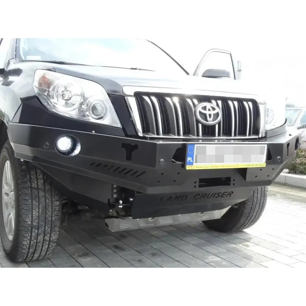 Front bumper av sort stål støtfanger til Toyota Land Cruiser J150 med integrert LED-lys, sett forfra.