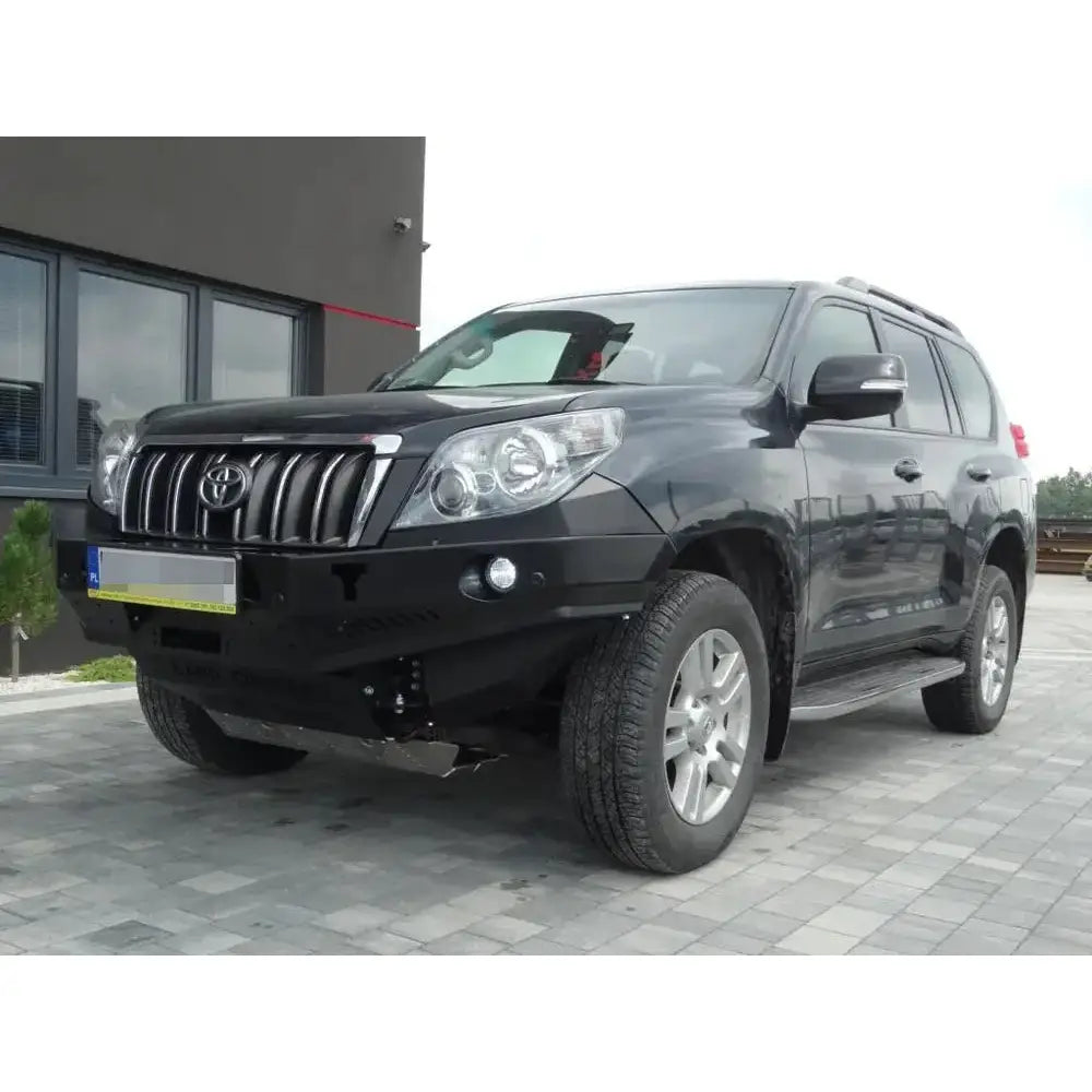 Frontfanger av stål på Toyota Land Cruiser J150 09-13, sett fra lav vinkel med kromdetaljer.