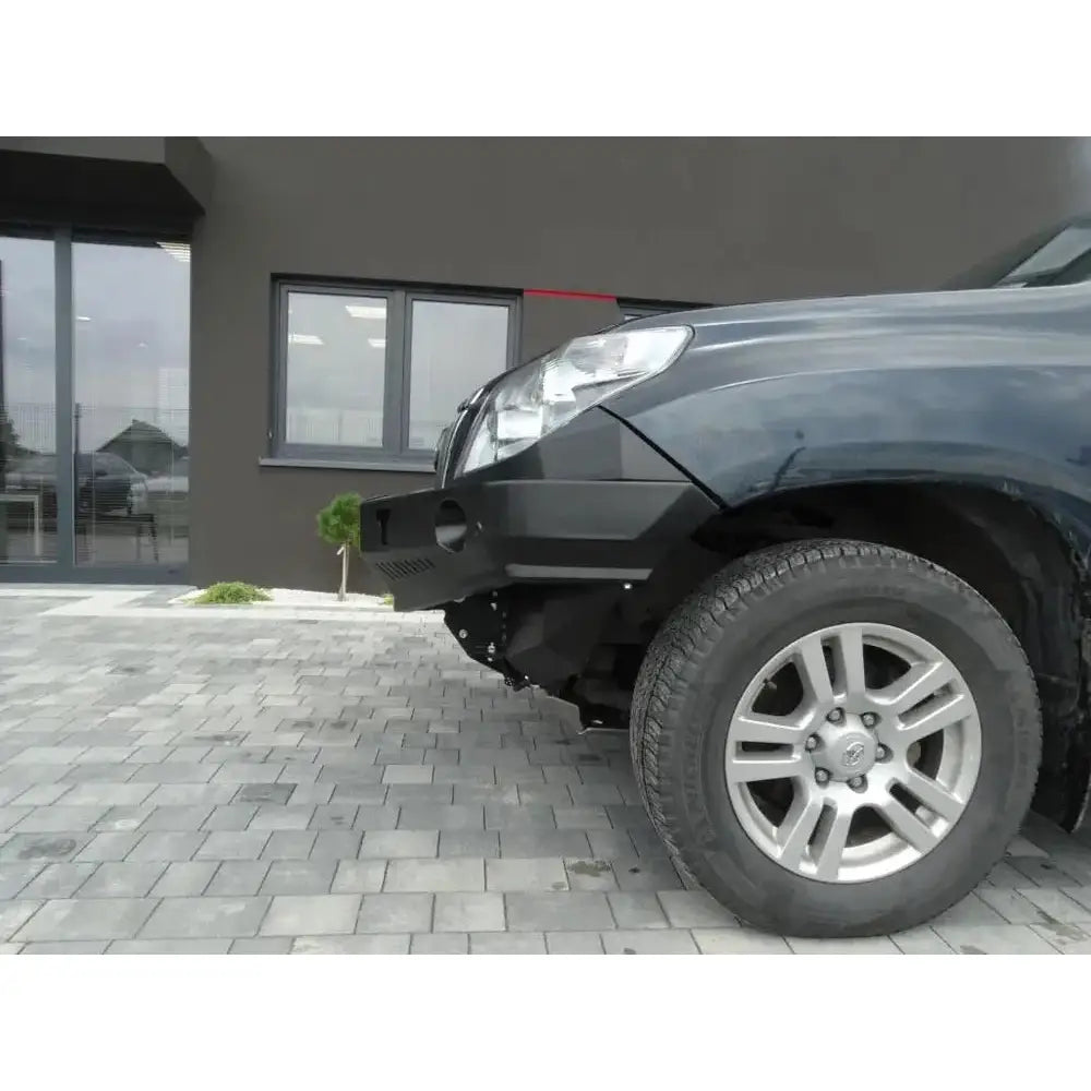Front bumper av stål for Toyota Land Cruiser J150 09-13, montert på bil sett fra siden.