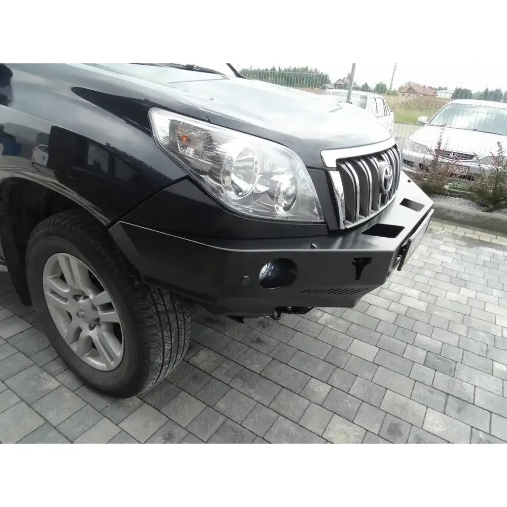 Frontbumper av stål til Toyota Land Cruiser J150 09-13, montert på SUV med synlig tåkelykt.