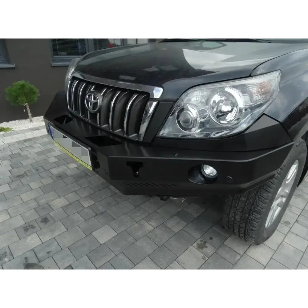 Støtfanger foran stål til Toyota Land Cruiser J150, nærbilde av sort metallstøtfanger med lykter og grill.