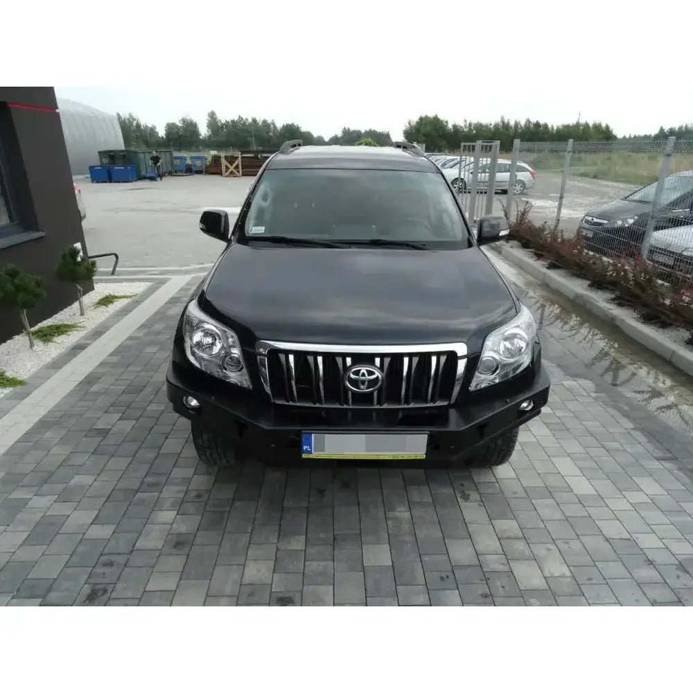Frontfanger til Toyota Land Cruiser J150 09-13 i stål, montert på svart SUV med krom grill og frontlykter.