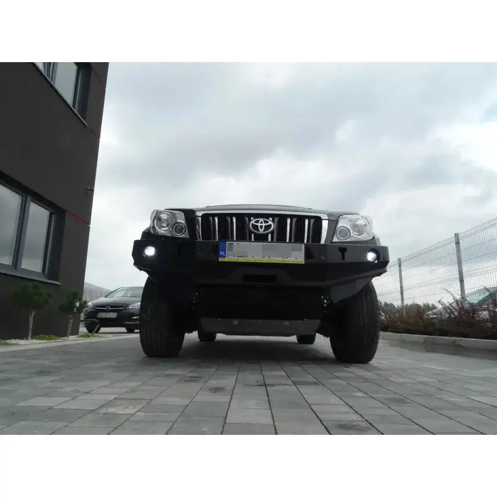 Front bumper av stål på Toyota Land Cruiser J150 09-13, sett forfra med integrerte tåkelys.