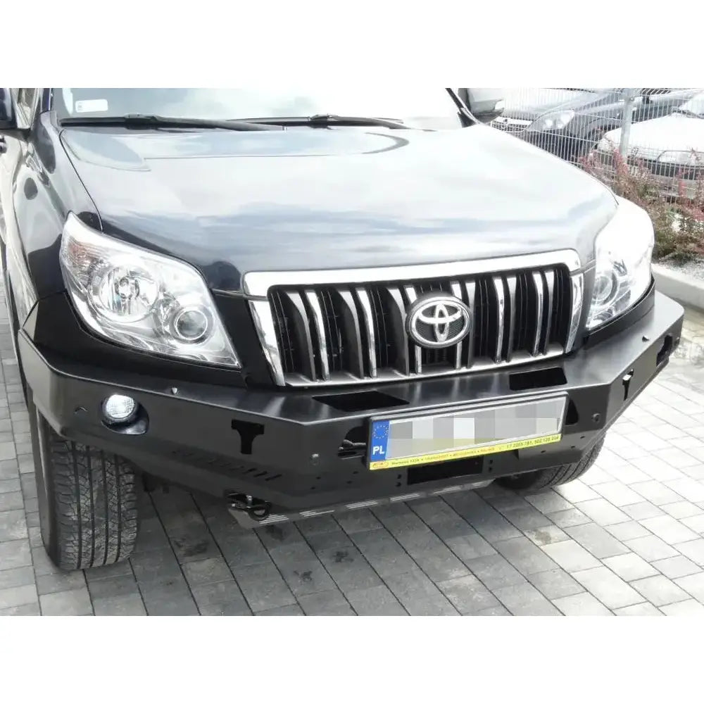 Frontbumper stål til Toyota Land Cruiser J150 09-13 montert på SUV, sett rett forfra med lys- og krokåpninger.