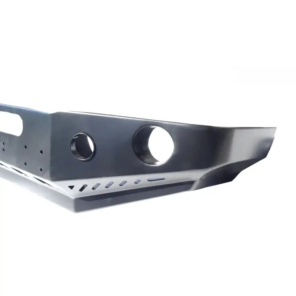 Frontfanger i stål til Toyota Land Cruiser J9, sort matt finish med sirkulære utskjæringer og industrikanter.